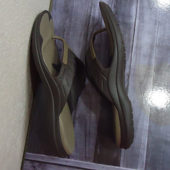 SIZE 13. Crocs classic men’s odor-resistant flip flop sandals. main image 6